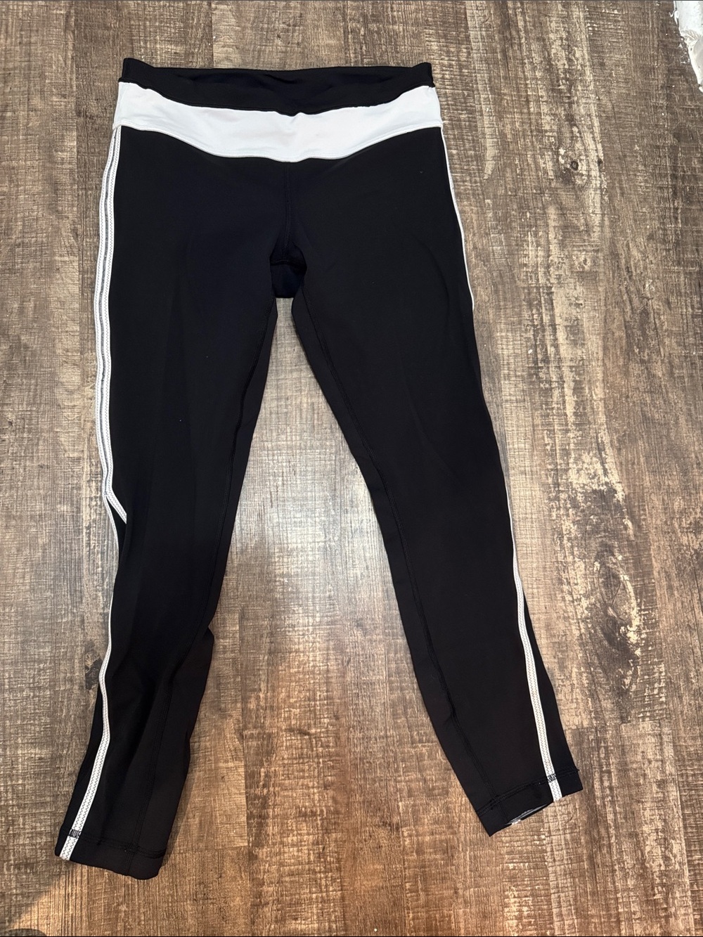 Lululemon Black & White Athletic Leggings- Size 6. - Picture 3 of 4